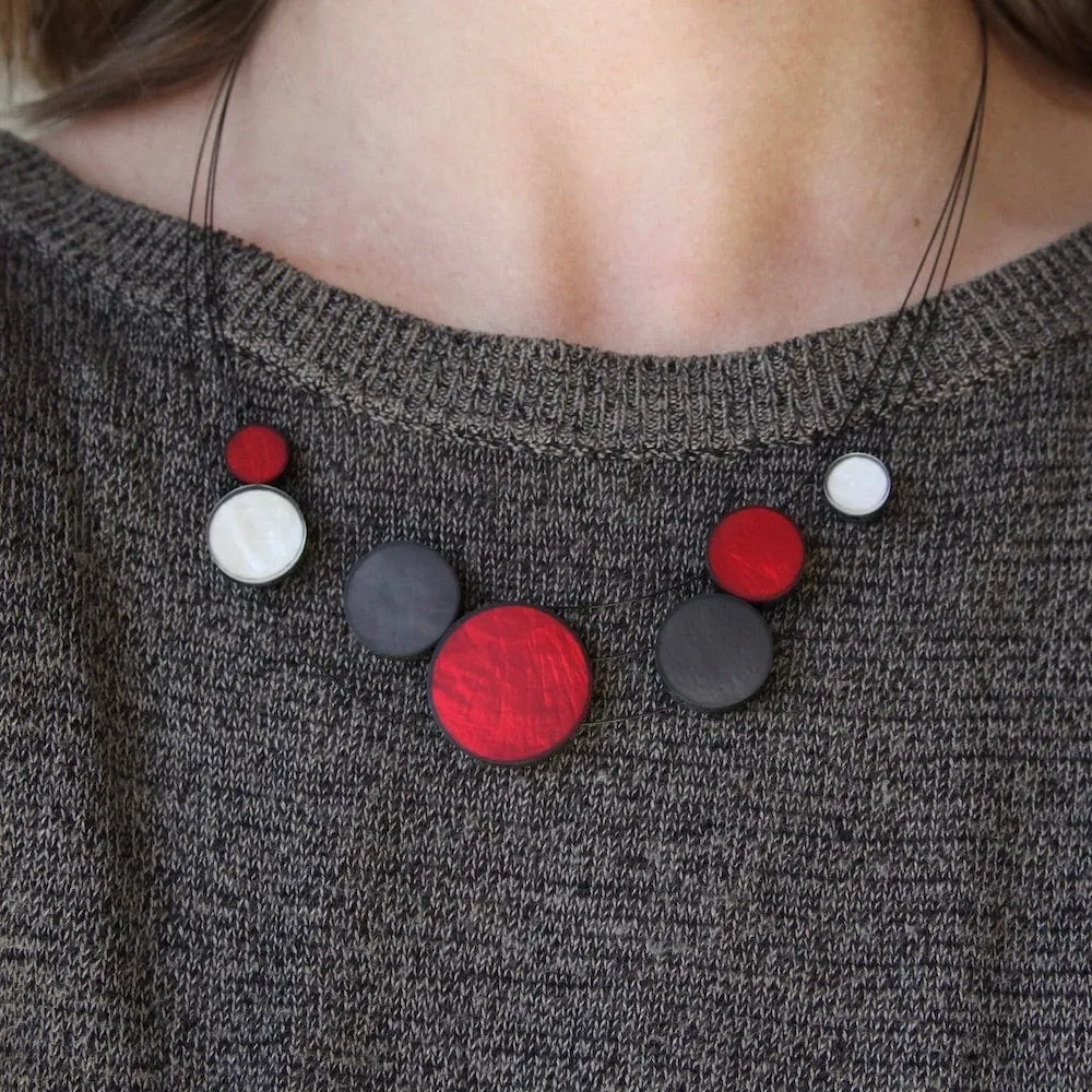 3 STRAND RED MIX RESIN NECKLACE