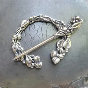 Jul | Sweet Pea Penannular Brooch