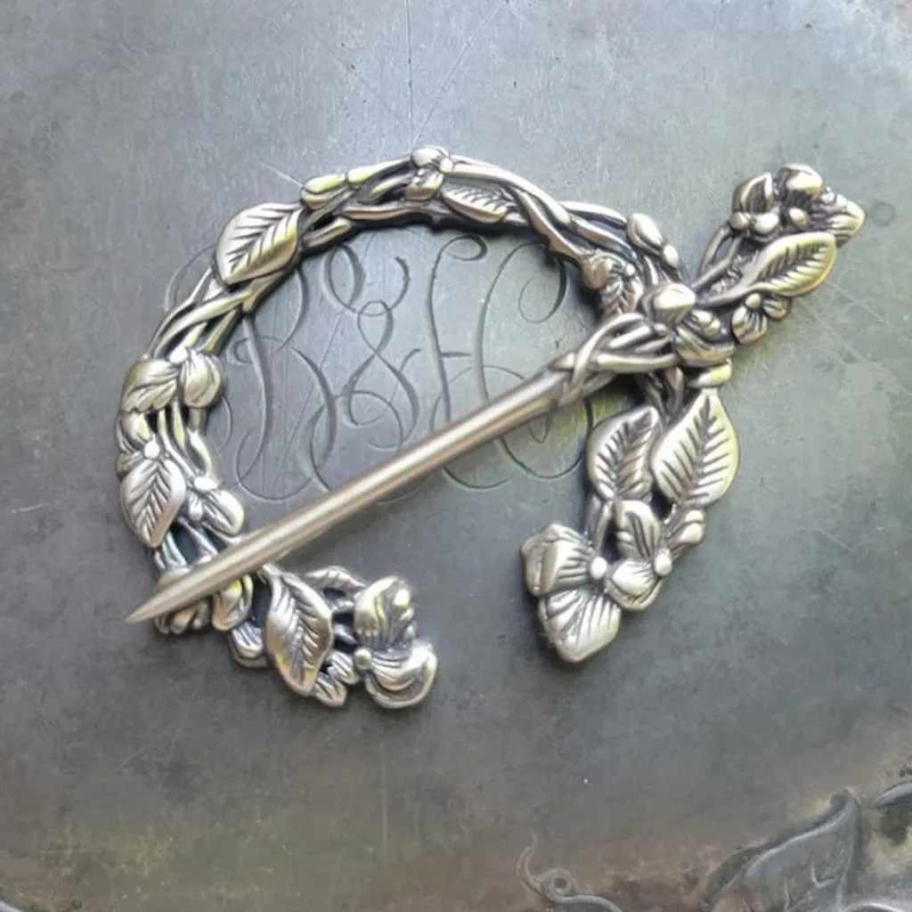 Jul | Sweet Pea Penannular Brooch